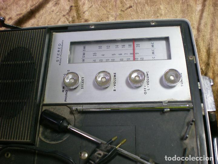 Radios antiguas: RADIO TOCADISCOS  PORTATIL MALETIN - Foto 2