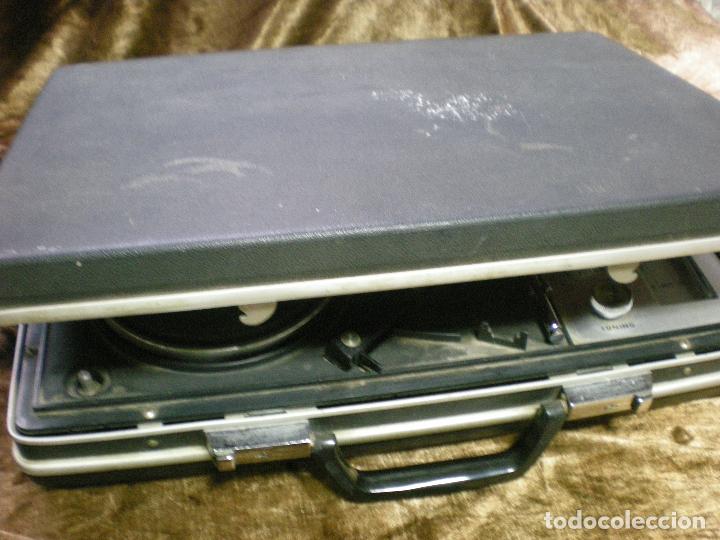 Radios antiguas: RADIO TOCADISCOS  PORTATIL MALETIN - Foto 4
