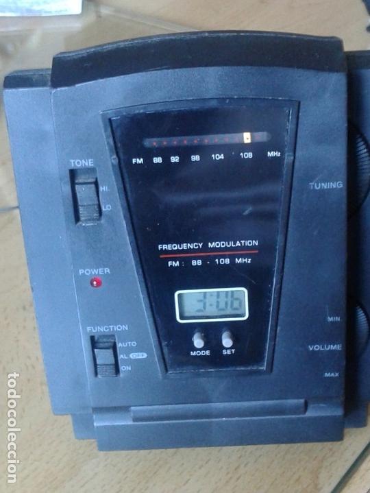 Radios antiguas: PEQUE&Ntilde;O RECEPTOR FM CON RELOJ - Foto 1