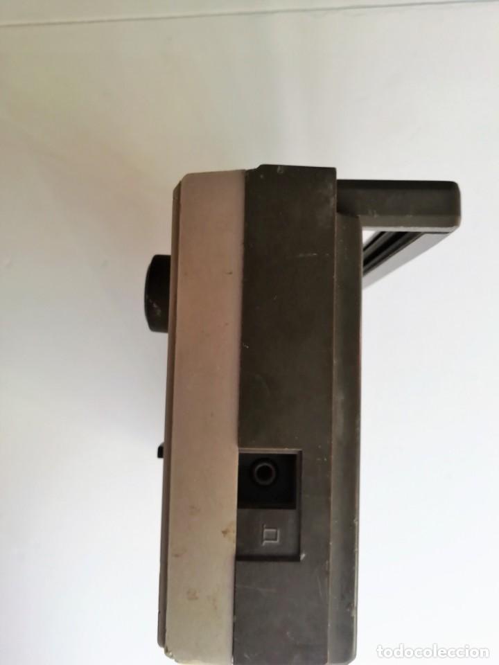 Radios antiguas: Transistor portable Philips D2000 (NO FUNCIONA, ATREZO) - Foto 4