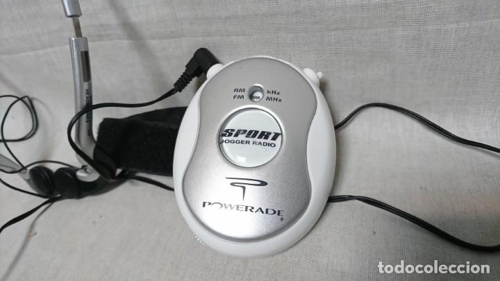 Radios antiguas: RADIO TRANSISTOR POWERADE PARA CORREDORES CON CINTA - Foto 2