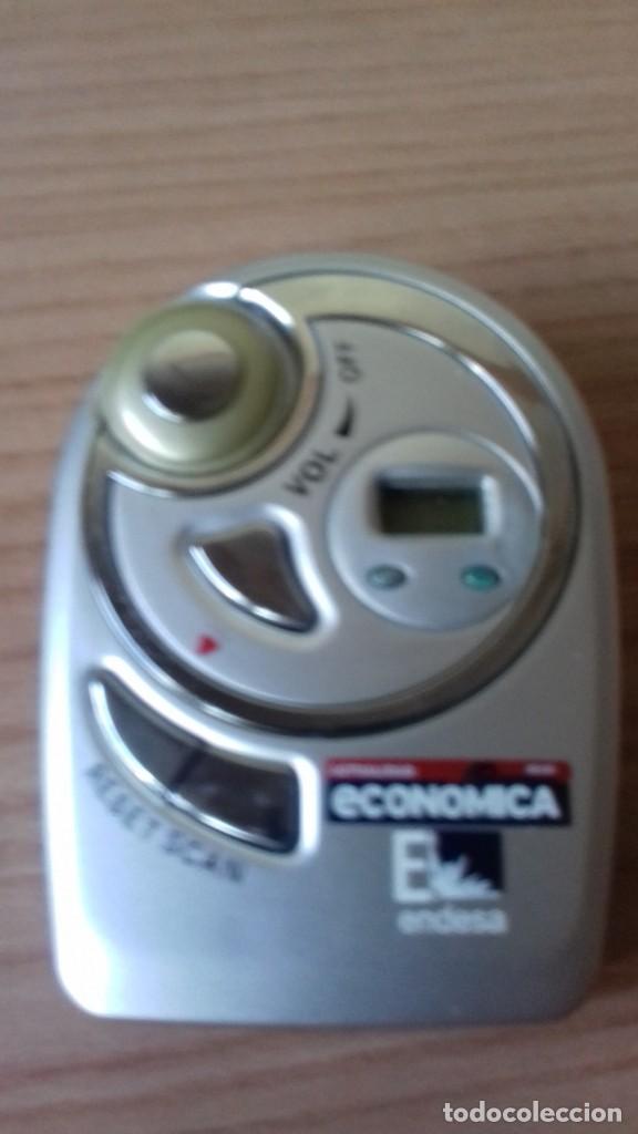 Radios antiguas: Peque&ntilde;a radio de bolsillo con linterna - Foto 4