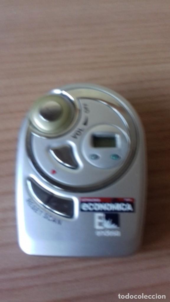 Radios antiguas: Peque&ntilde;a radio de bolsillo con linterna - Foto 5