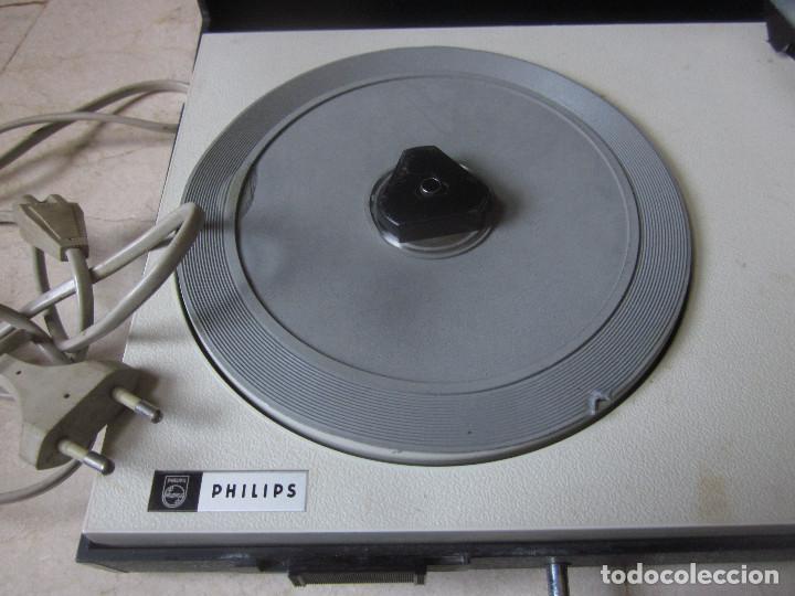 Radios antiguas: TOCADISCOS PHILIPS 30 GF 110 RED PILAS - Foto 3