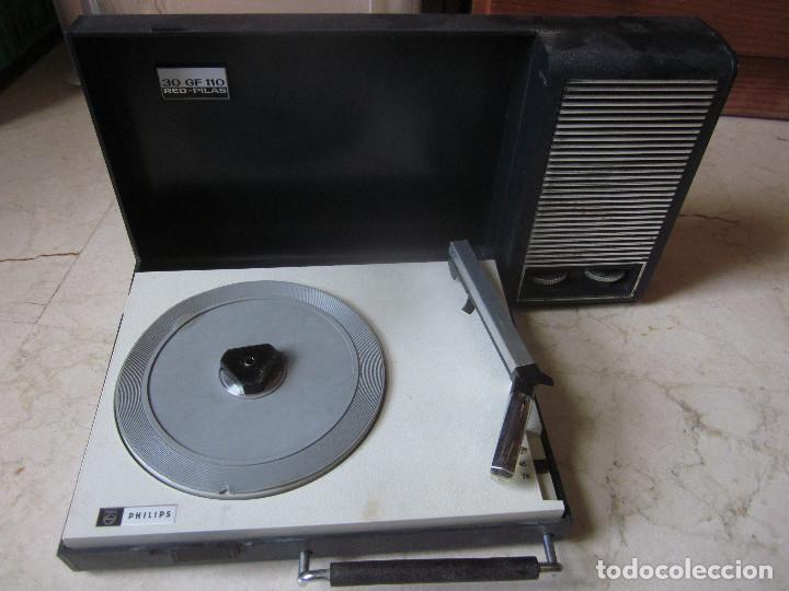 Radios antiguas: TOCADISCOS PHILIPS 30 GF 110 RED PILAS - Foto 5