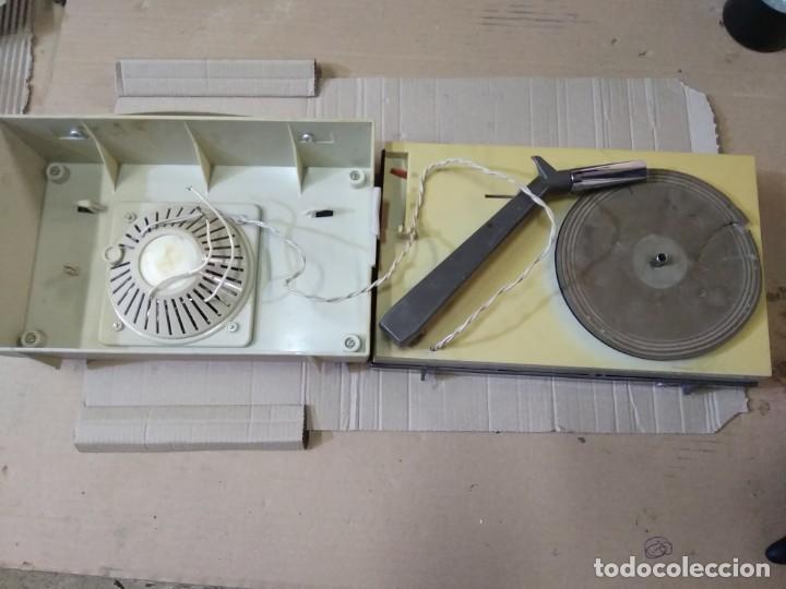 Radios antiguas: Tocadiscos portatil Philips - Foto 1