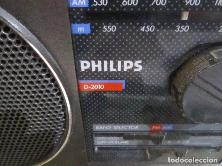 Radios antiguas: Radio transistor Philips modelo D-2010 medida 21X12X4 cm. funcionando - Foto 3