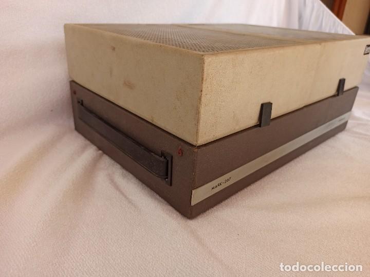 Radios antiguas: Radio - tocadiscos port&aacute;til Bettor, modelo Mark 267 - Foto 8