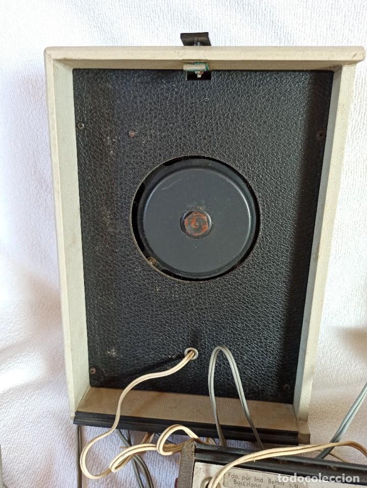 Radios antiguas: Radio - tocadiscos port&aacute;til Bettor, modelo Mark 267 - Foto 17