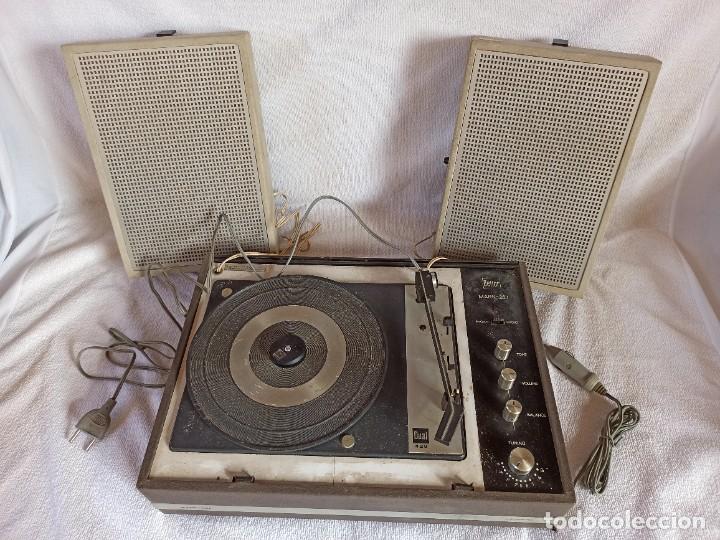 Radios antiguas: Radio - tocadiscos port&aacute;til Bettor, modelo Mark 267 - Foto 3