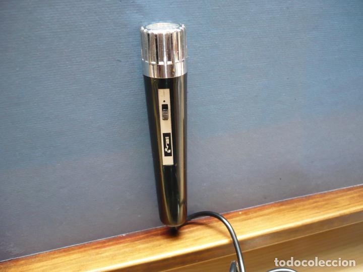 Radios antiguas: Grabador Sanyo con dos micr&oacute;fonos. - Foto 2