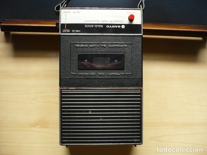 Radios antiguas: Grabador Sanyo con dos micr&oacute;fonos. - Foto 8