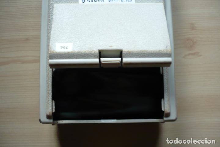 Radios antiguas: Grabador Sanyo con dos micr&oacute;fonos. - Foto 17