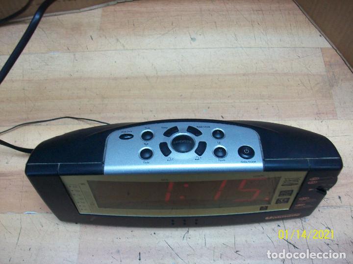 Radios antiguas: RADIO DESPERTADOR UNIMADE-FUNCIONA - Foto 2