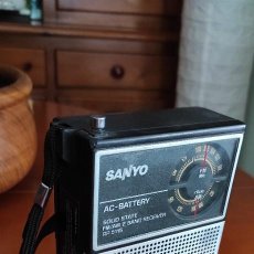 Radios antiguas: RADIO TRANSISTOR SANYO CON CABLE Y PILAS FM - AM - FUNCIONANDO - RP 5115. Lote 109993115