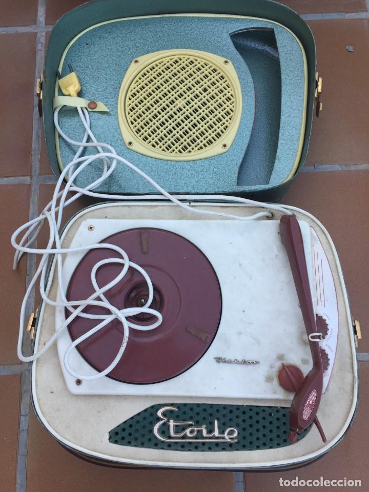 Radios antiguas: TOCADISCOS PORTATIL HEKTOR ETOILE - Foto 1