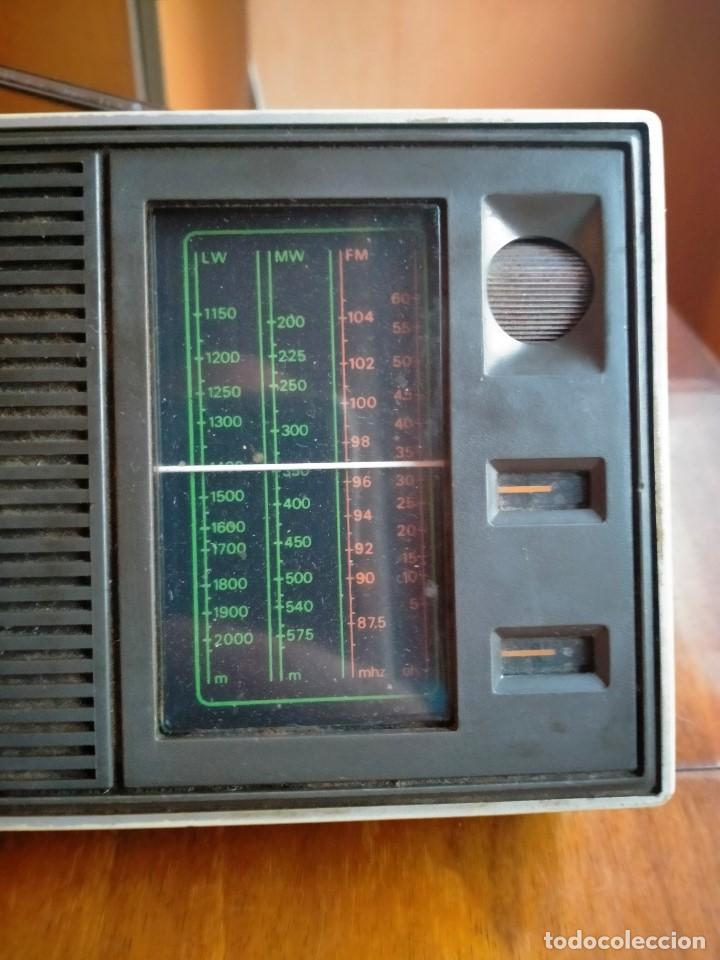 Radios antiguas: Radio transistor PHILIPS 90 Rl 300 Funcionando - Foto 2