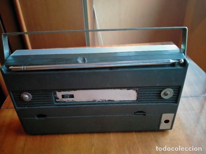 Radios antiguas: Radio transistor PHILIPS 90 Rl 300 Funcionando - Foto 6