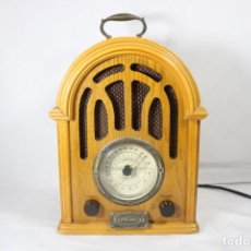Radios antiguas: DECORATIVA RADIO EN MADERA MARCA DAKLIN 7919. Lote 295298368