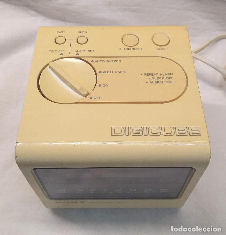 Radios antiguas: Radio DigiCube de Sony, Reloj Despertador, Funciona - Foto 2