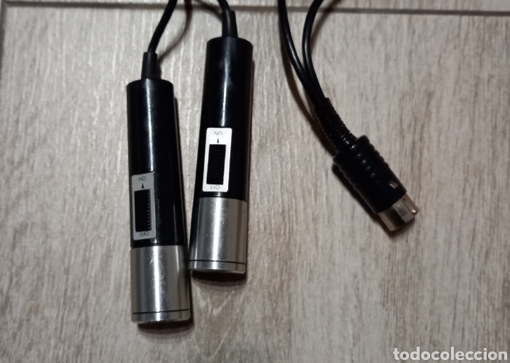Radios antiguas: Pareja de micr&oacute;fonos de magnetofon. Unidos en un conector - Foto 1