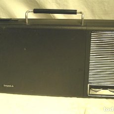 Radios antiguas: TOCADISCOS RADIOLA RED PILAS 30 GF 110, AÑOS 70. MED. 40 X 22 X 8 CM