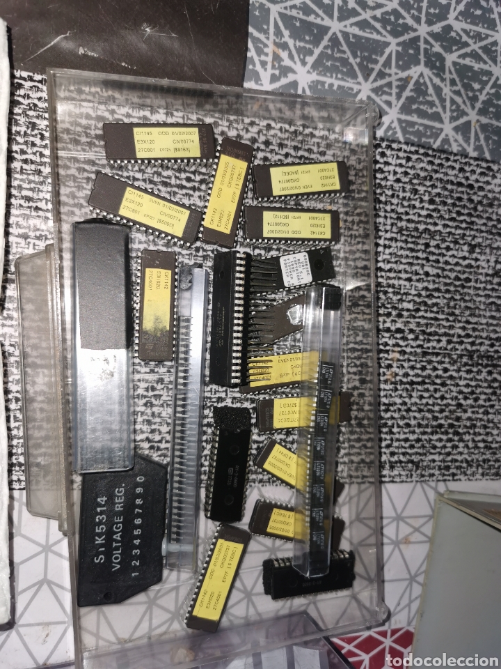 Radios antiguas: Componentes electr&oacute;nicos, con las cajistas de la foto - Foto 2