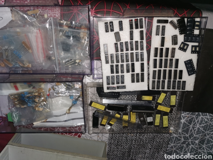 Radios antiguas: Componentes electr&oacute;nicos, con las cajistas de la foto - Foto 1
