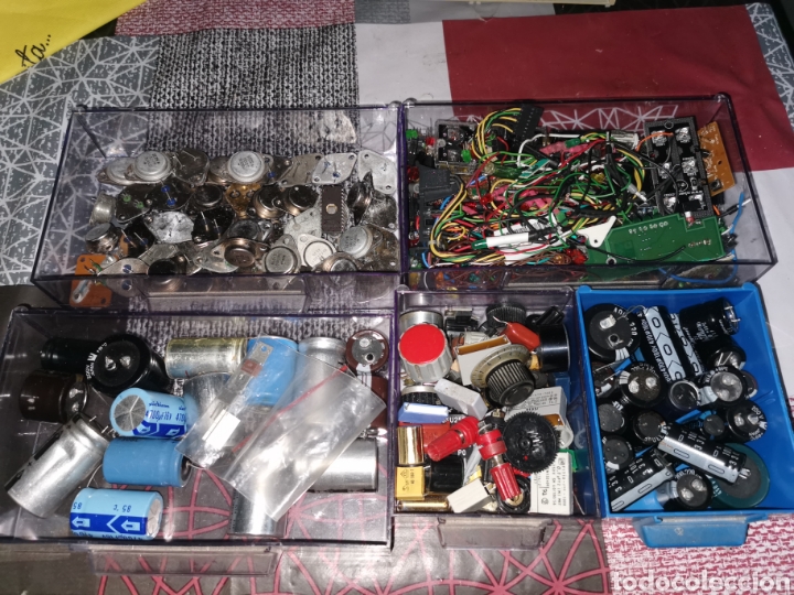 Radios antiguas: Componentes electr&oacute;nicos, con las cajistas de la foto - Foto 1