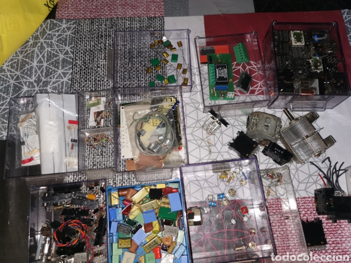 Radios antiguas: Componentes electr&oacute;nicos, con las cajistas de la foto - Foto 1