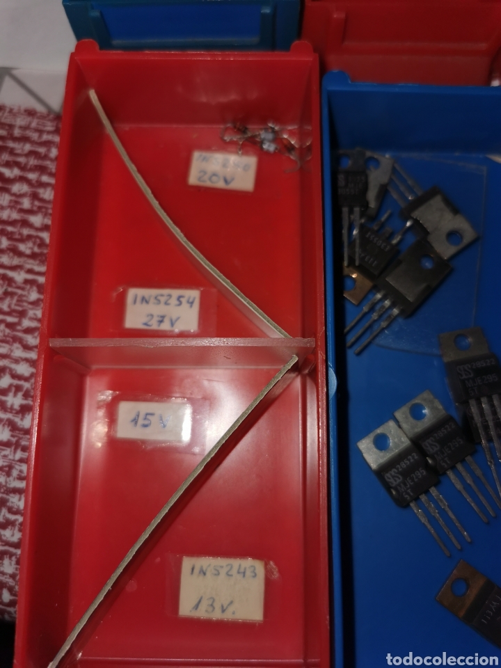 Radios antiguas: Componentes electr&oacute;nicos, con las cajistas de la foto - Foto 5