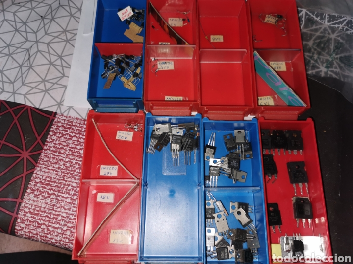 Radios antiguas: Componentes electr&oacute;nicos, con las cajistas de la foto - Foto 1