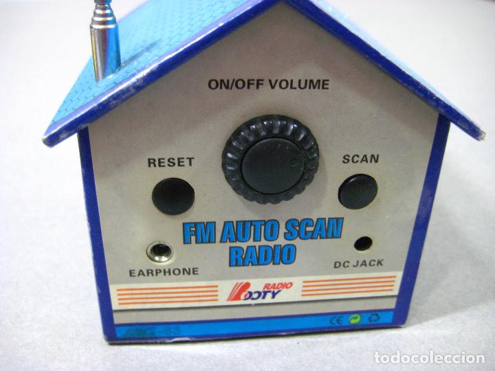 Radios antiguas: RADIO TRANSISTOR FM AUTOSCAN BOOTY BT-63 CON FORMA DE CASA - Foto 2