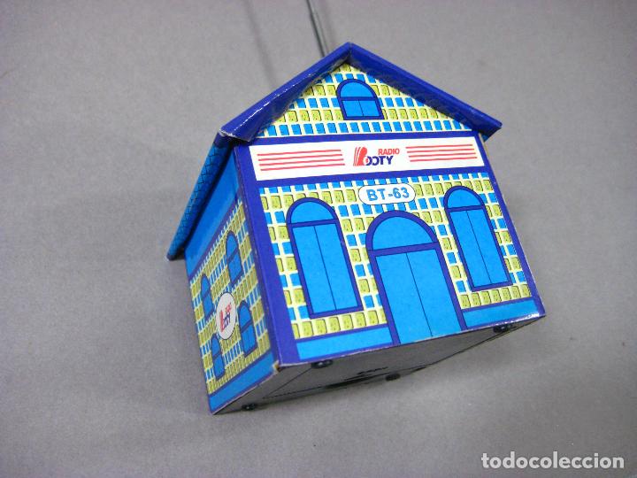 Radios antiguas: RADIO TRANSISTOR FM AUTOSCAN BOOTY BT-63 CON FORMA DE CASA - Foto 4
