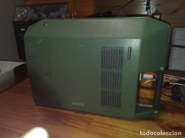 Radios antiguas: Tocadiscos COSMO A 2030 Color Verde y Beig. El brazo tiene el protector de la aguja. - Foto 3