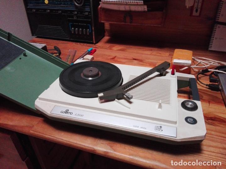 Radios antiguas: Tocadiscos COSMO A 2030 Color Verde y Beig. El brazo tiene el protector de la aguja. - Foto 4