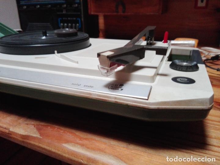 Radios antiguas: Tocadiscos COSMO A 2030 Color Verde y Beig. El brazo tiene el protector de la aguja. - Foto 9
