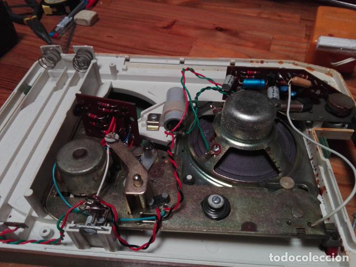 Radios antiguas: Tocadiscos COSMO A 2030 Color Verde y Beig. El brazo tiene el protector de la aguja. - Foto 11