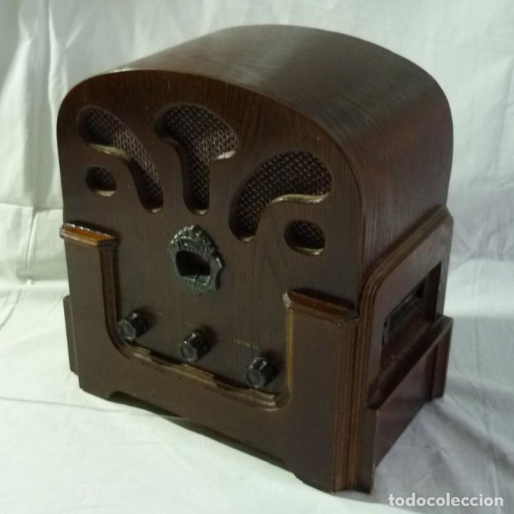 Radios antiguas: Radio Audiosound de madera con cassette funcionando - Foto 1