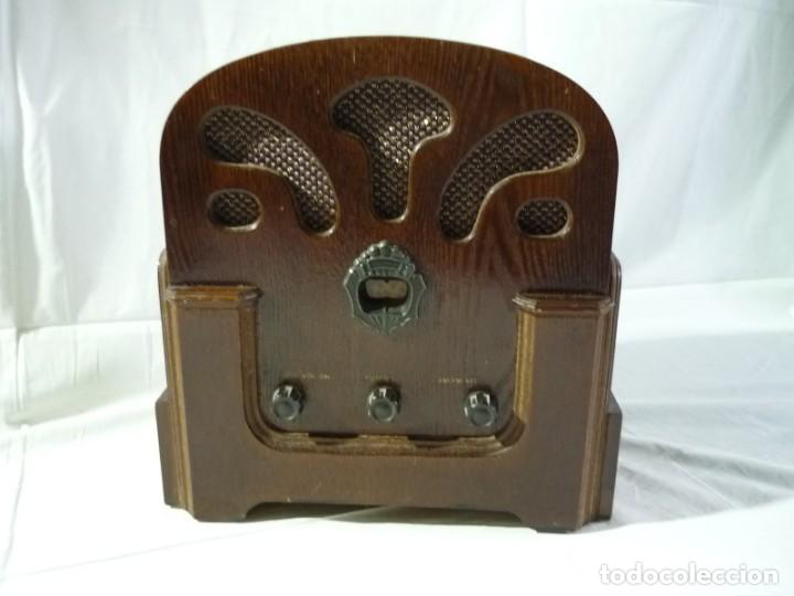 Radios antiguas: Radio Audiosound de madera con cassette funcionando - Foto 2