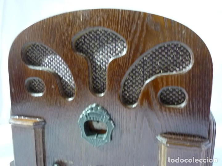 Radios antiguas: Radio Audiosound de madera con cassette funcionando - Foto 3