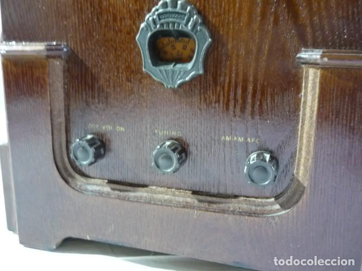 Radios antiguas: Radio Audiosound de madera con cassette funcionando - Foto 4