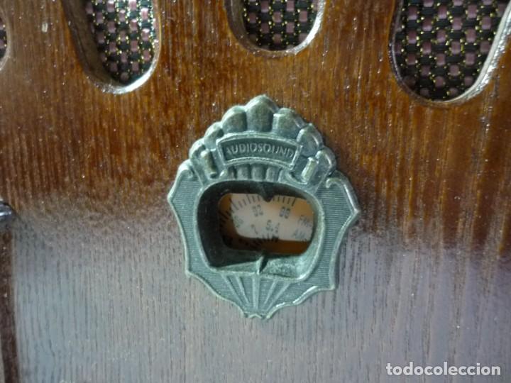 Radios antiguas: Radio Audiosound de madera con cassette funcionando - Foto 5