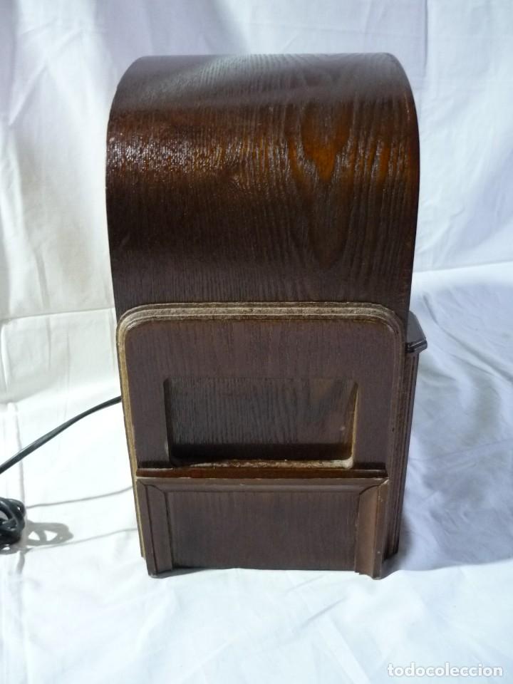 Radios antiguas: Radio Audiosound de madera con cassette funcionando - Foto 12