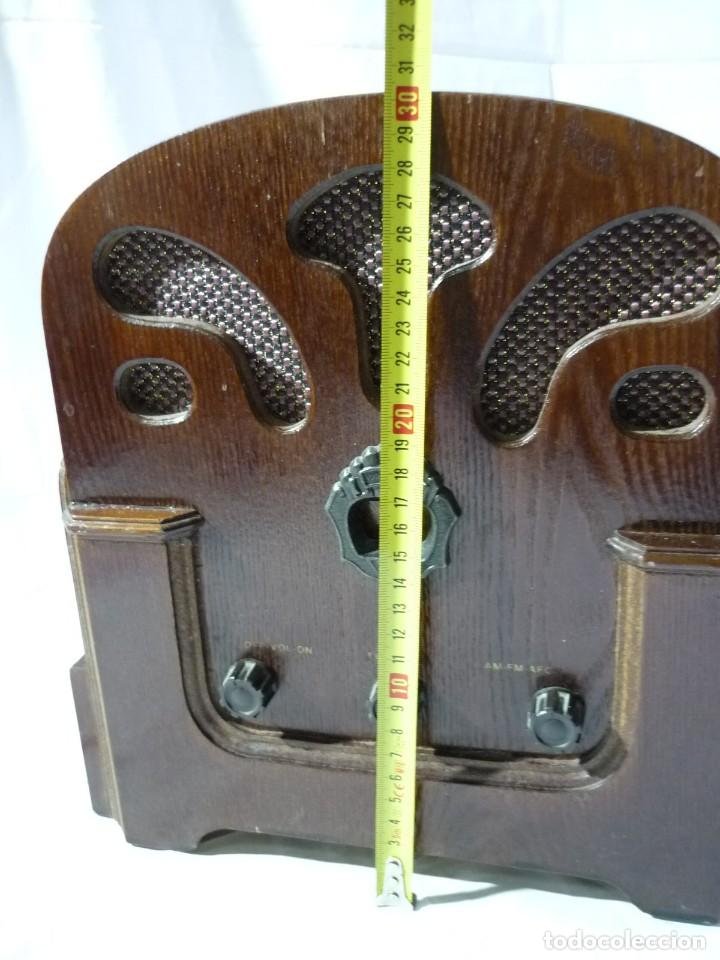 Radios antiguas: Radio Audiosound de madera con cassette funcionando - Foto 13