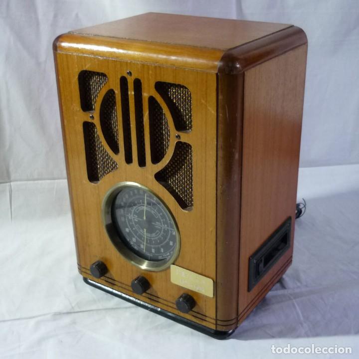 Radios antiguas: Radio de madera con lector de cassettes funcionando - Foto 1
