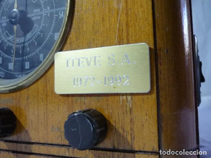 Radios antiguas: Radio de madera con lector de cassettes funcionando - Foto 5