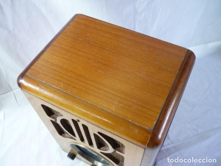 Radios antiguas: Radio de madera con lector de cassettes funcionando - Foto 6