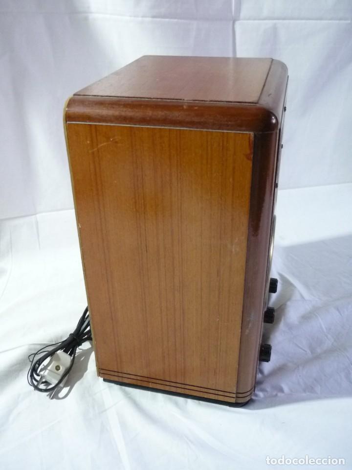Radios antiguas: Radio de madera con lector de cassettes funcionando - Foto 12