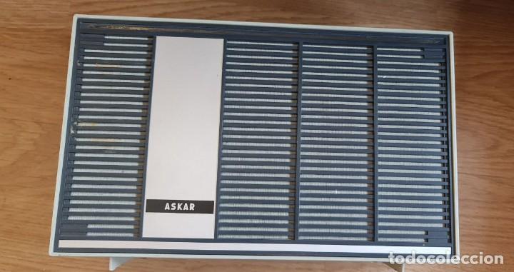 Radios antiguas: Tocadiscos port&aacute;til a pilas ASKAR - Foto 1